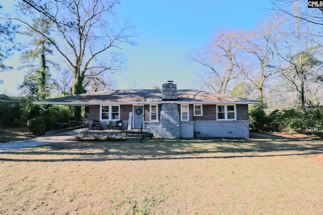 ranch-style home featuring a front lawn