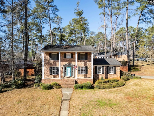 view of front of home featuring a front yard