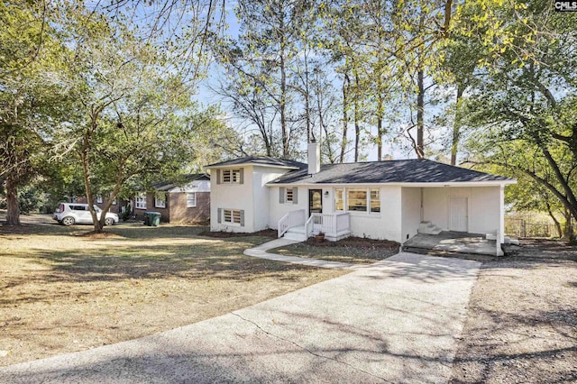 view of front of house with a front lawn