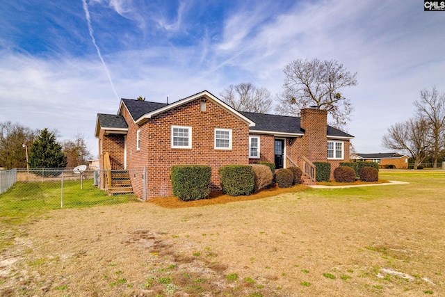 view of front of house featuring a front lawn