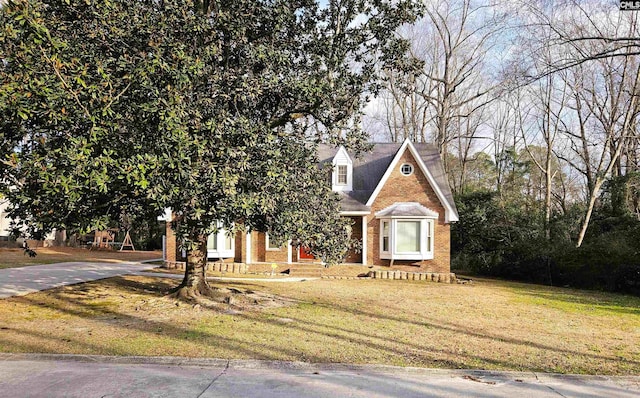 view of front of property featuring a front yard