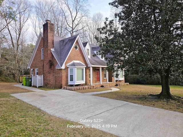 view of front of house featuring a front yard