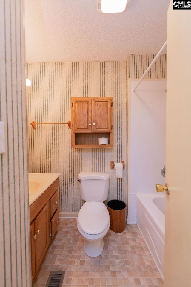 full bath featuring bathtub / shower combination, toilet, vanity, visible vents, and wallpapered walls