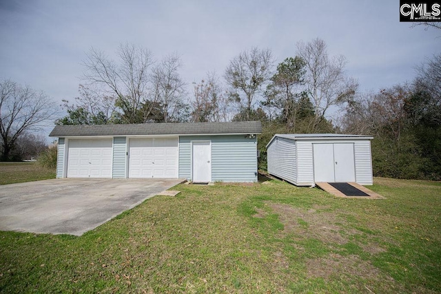 view of detached garage