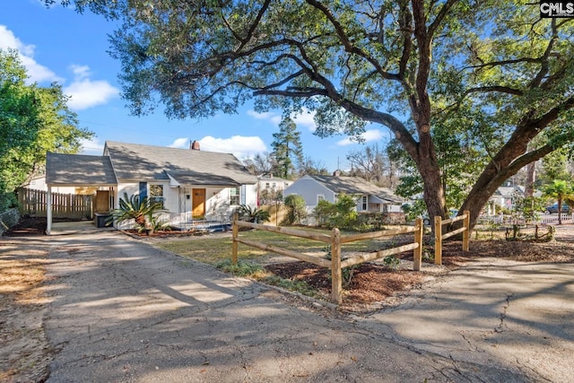 view of front facade featuring driveway and a fenced front yard