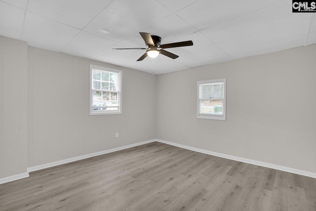 unfurnished room featuring light wood-style flooring, baseboards, and ceiling fan