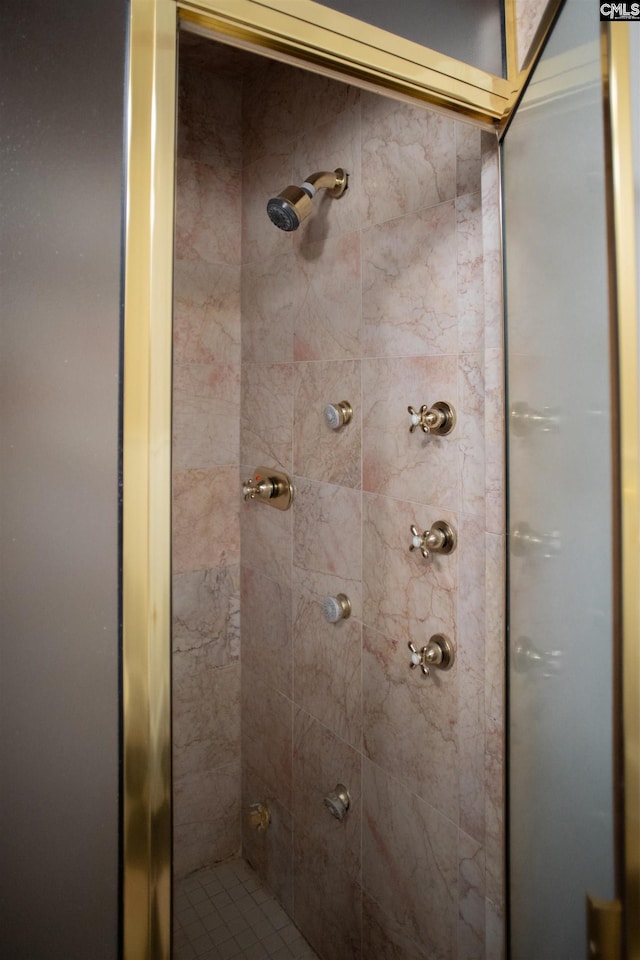 room details featuring tiled shower