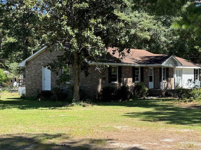 ranch-style house featuring a front lawn and brick siding