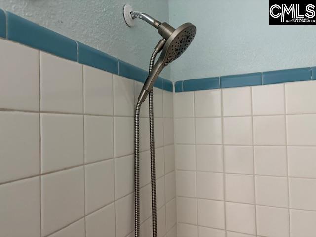 room details featuring a tile shower