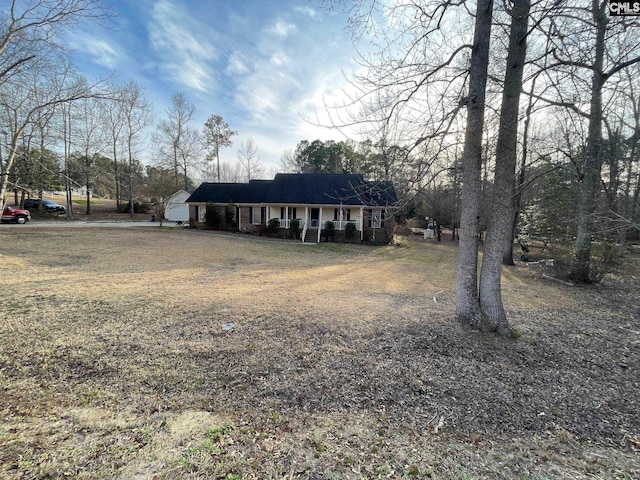 view of front of house featuring a front lawn