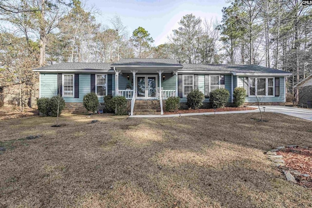 ranch-style home featuring a porch and a front yard