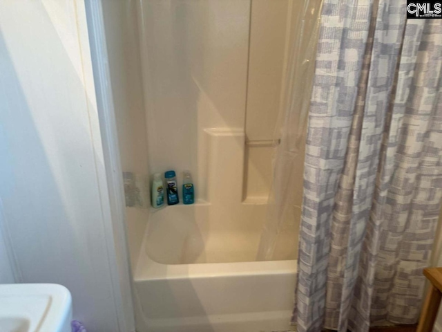 bathroom with shower / bath combo