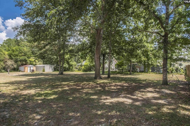 view of yard featuring an outbuilding