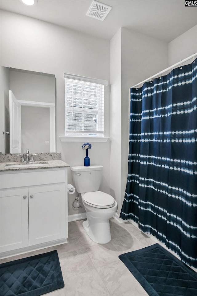 bathroom with toilet, vanity, baseboards, visible vents, and a shower with curtain