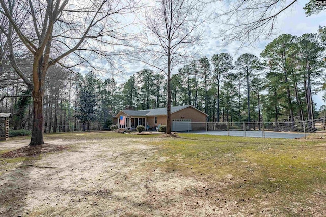 view of front facade featuring a garage, a front yard, and fence