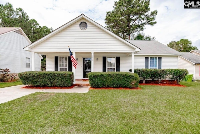 view of front facade featuring a porch and a front lawn