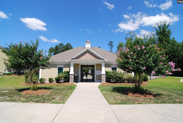 craftsman house with a front yard