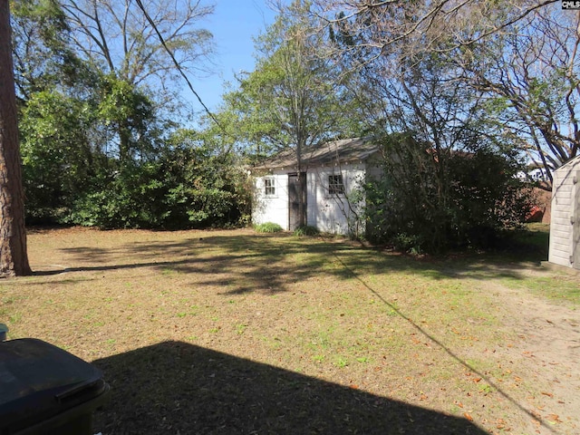 view of yard featuring an outbuilding