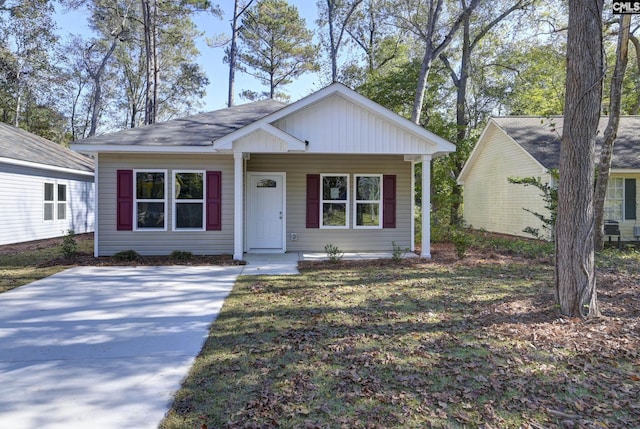 view of front facade featuring covered porch and a front lawn