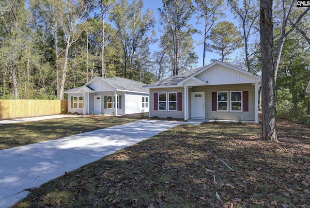 view of front of home with fence and a front yard