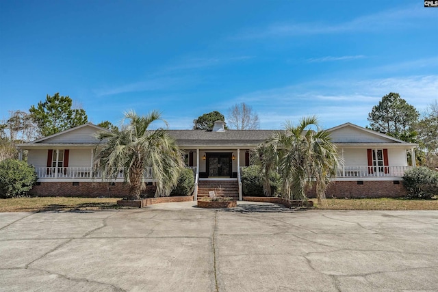 ranch-style home with crawl space and a porch