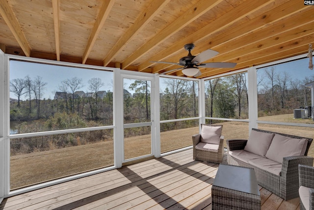 sunroom with ceiling fan