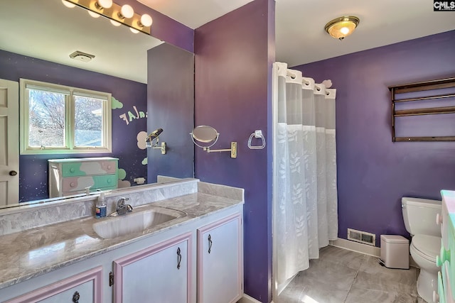 bathroom with curtained shower, visible vents, toilet, vanity, and baseboards