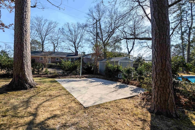 view of yard with an outbuilding