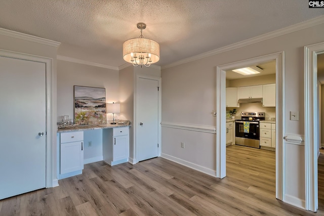 kitchen with light wood-type flooring, under cabinet range hood, crown molding, and electric range