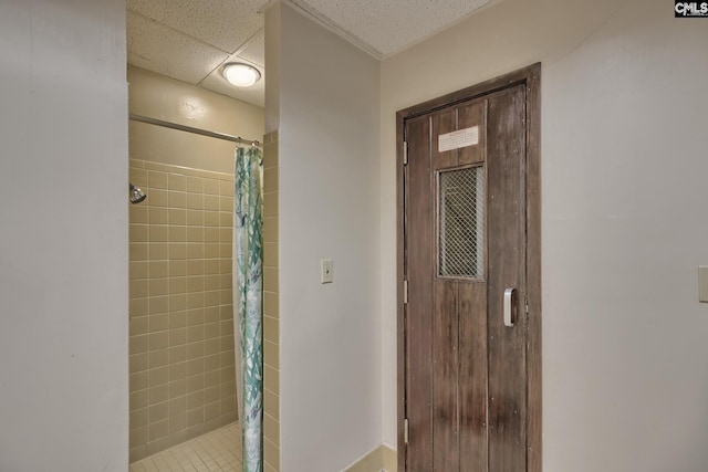 bathroom featuring a tile shower