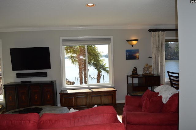 living area with recessed lighting, crown molding, and baseboards