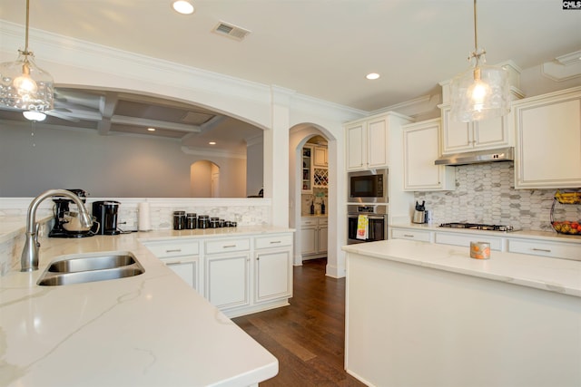 kitchen with stainless steel appliances, recessed lighting, dark wood-type flooring, a sink, and under cabinet range hood