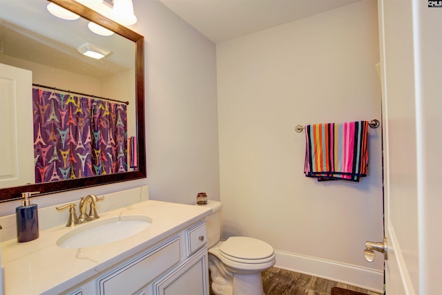 bathroom with toilet, baseboards, a shower with shower curtain, and vanity