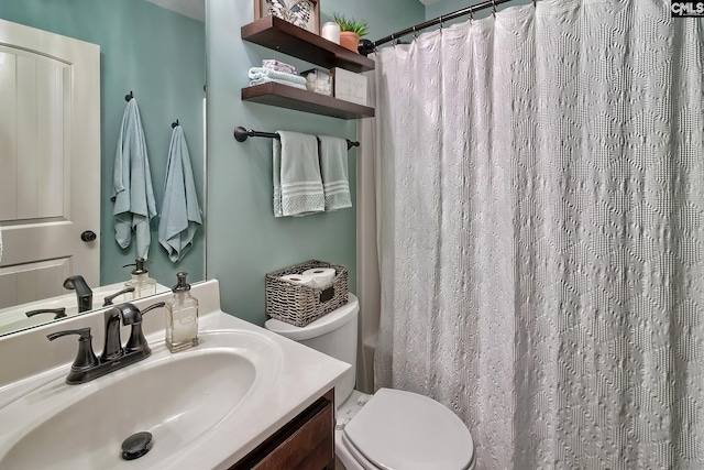 full bath featuring toilet, a shower with curtain, and vanity