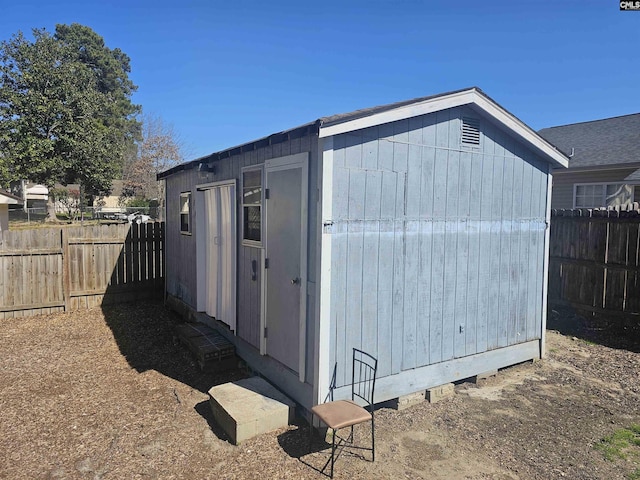 view of outdoor structure featuring a fenced backyard and an outdoor structure