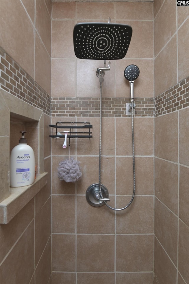 bathroom featuring a tile shower