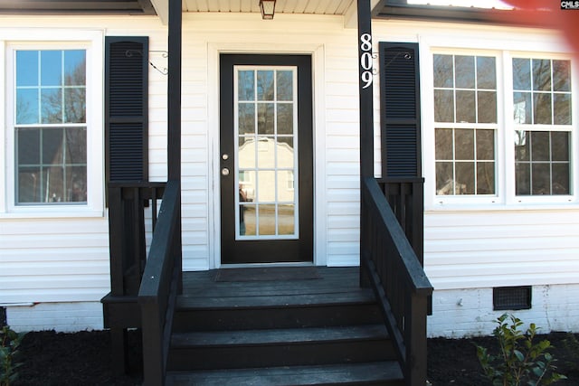 property entrance with crawl space