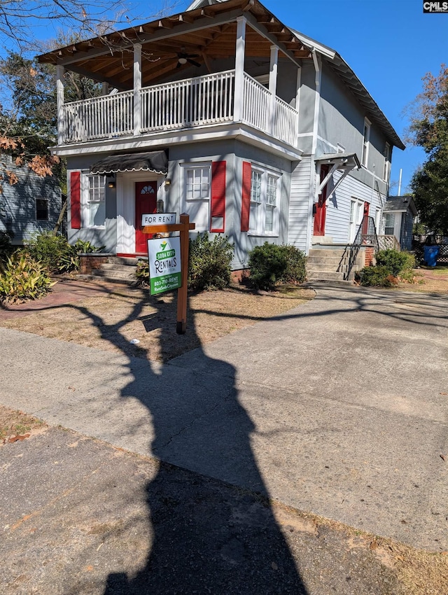 view of front of property featuring a balcony