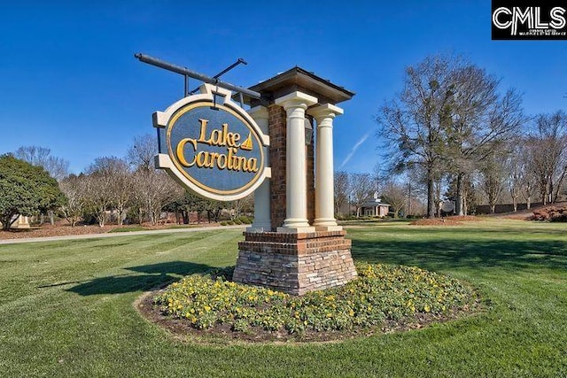 community sign featuring a yard