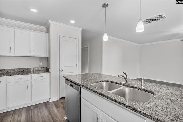 kitchen featuring dark wood-style flooring, a sink, visible vents, dishwasher, and pendant lighting