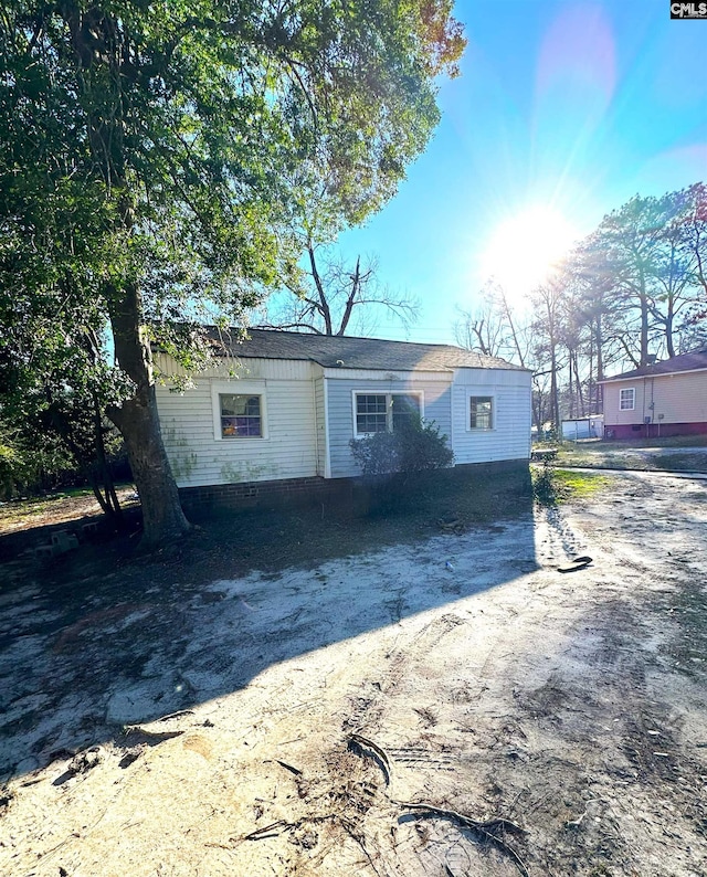 manufactured / mobile home featuring driveway