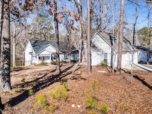 view of front of house with a garage and driveway