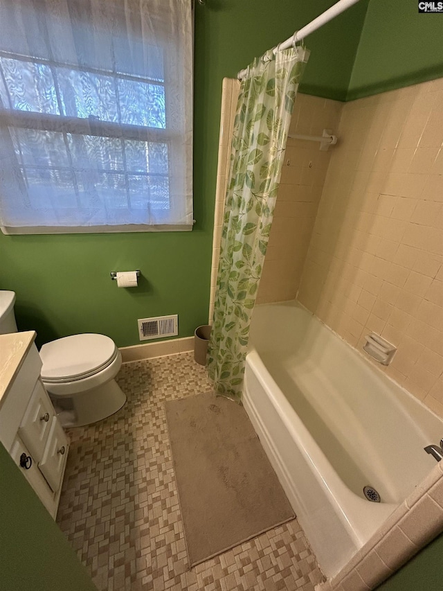 bathroom featuring shower / tub combo, baseboards, visible vents, toilet, and vanity