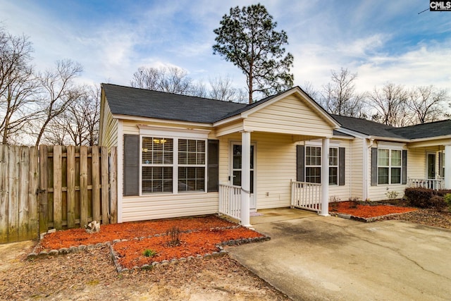 view of front facade with covered porch and fence