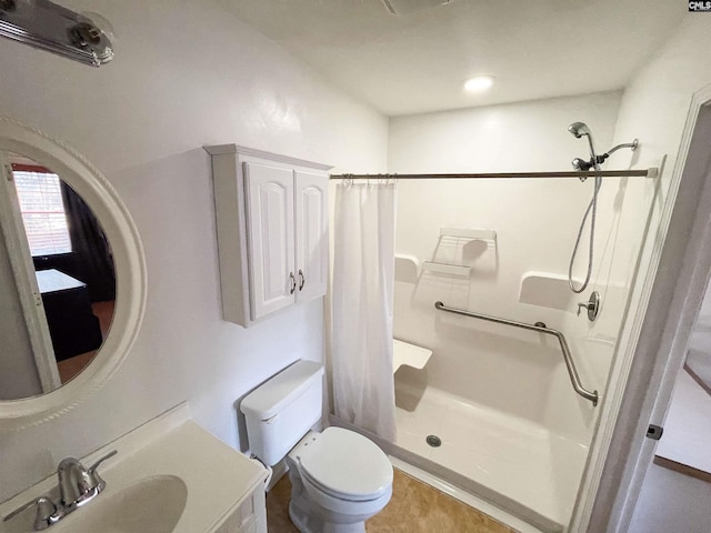 full bathroom featuring a shower with curtain, a sink, and toilet