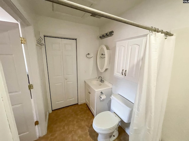 full bathroom featuring toilet, curtained shower, visible vents, and vanity