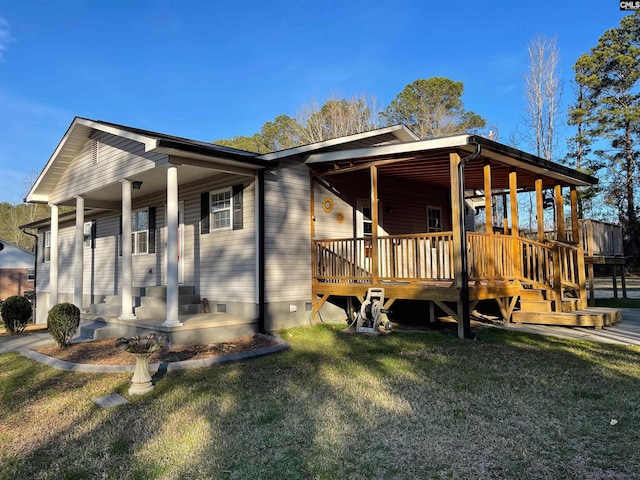 view of front of house featuring crawl space and a front lawn