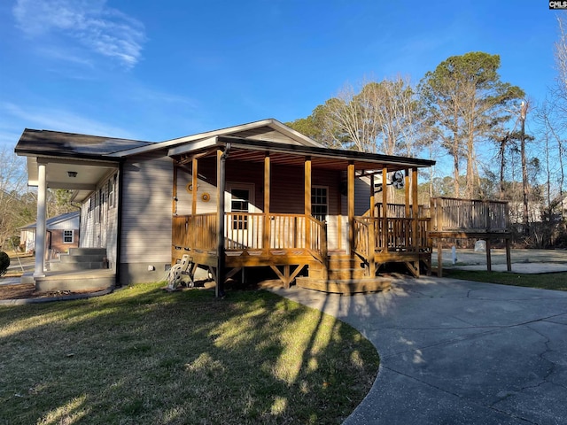 view of front of house featuring a front lawn