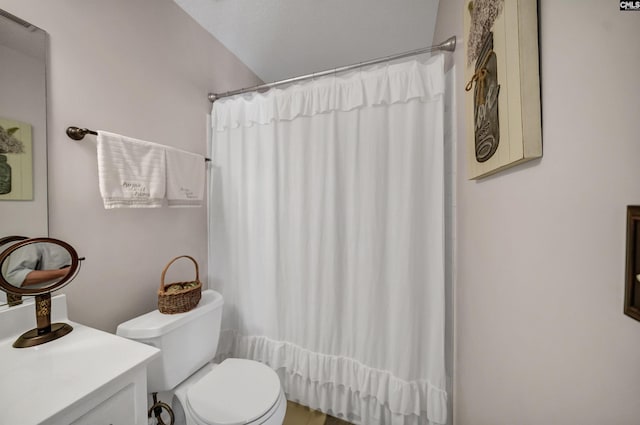 full bathroom with curtained shower, vanity, and toilet