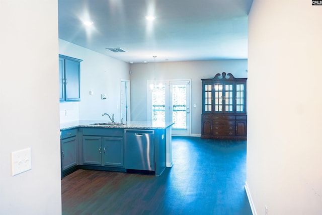 kitchen featuring visible vents, a sink, a peninsula, dishwasher, and dark wood-style flooring